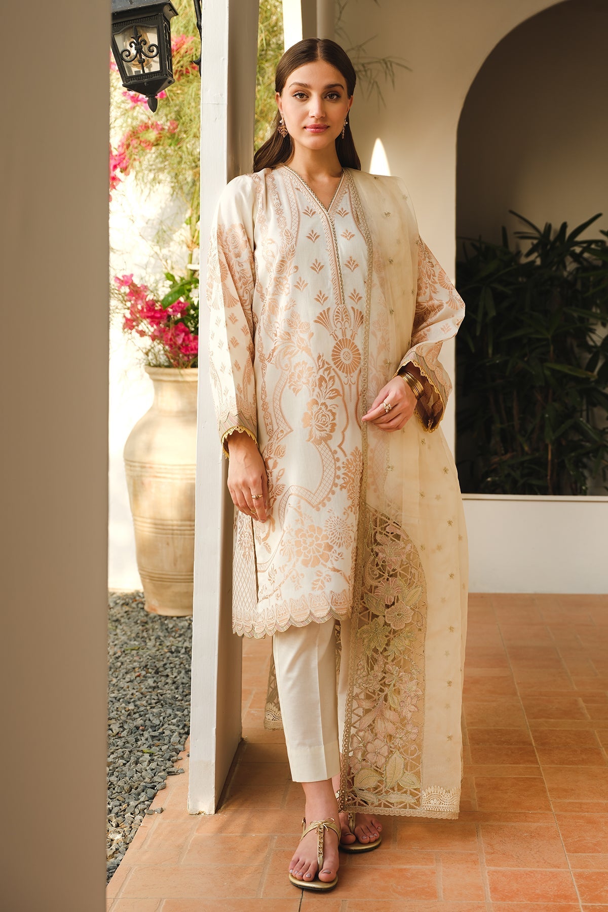 BAROQUE | EMBROIDERED JACQUARD LAWN UF-662