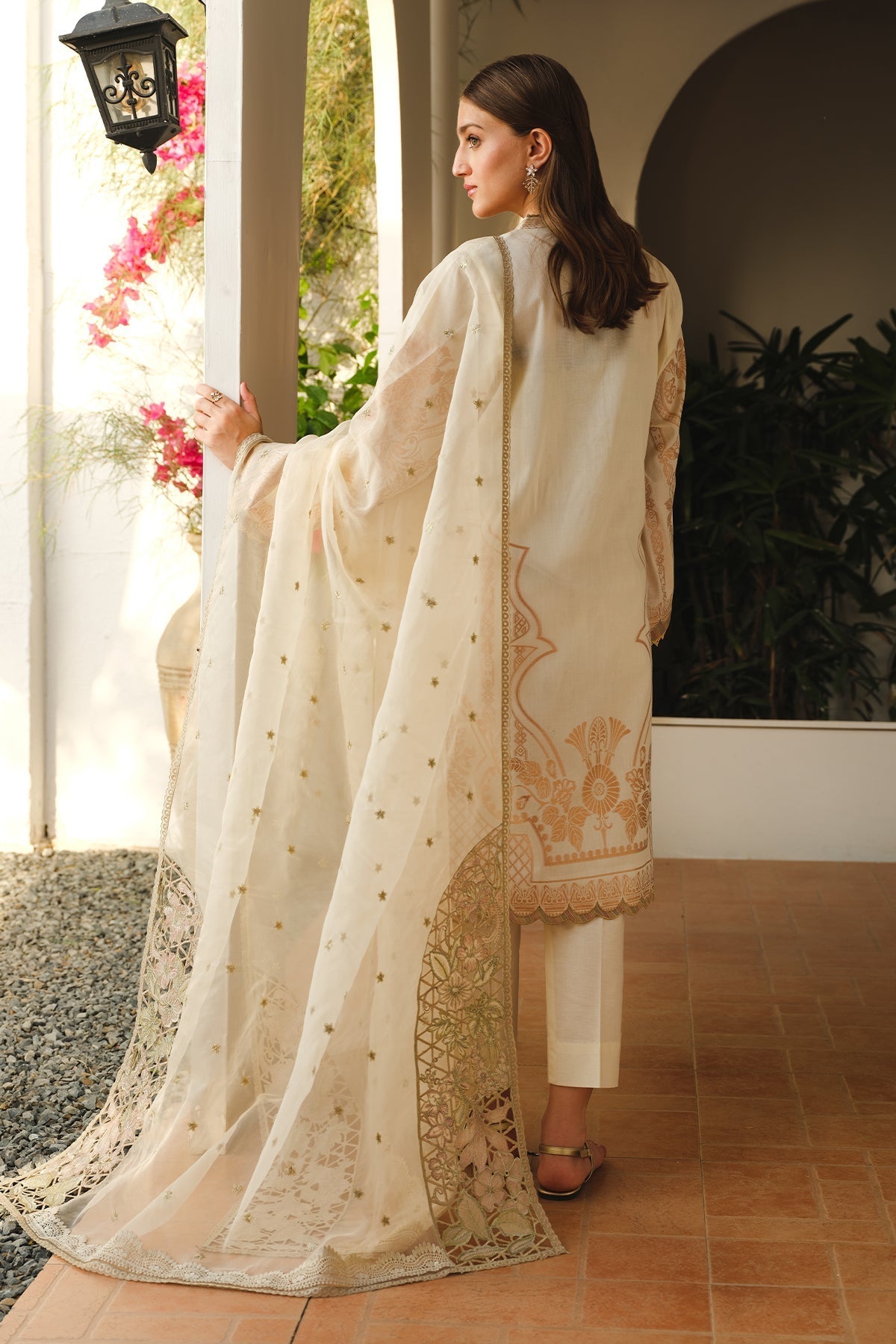 BAROQUE | EMBROIDERED JACQUARD LAWN UF-662