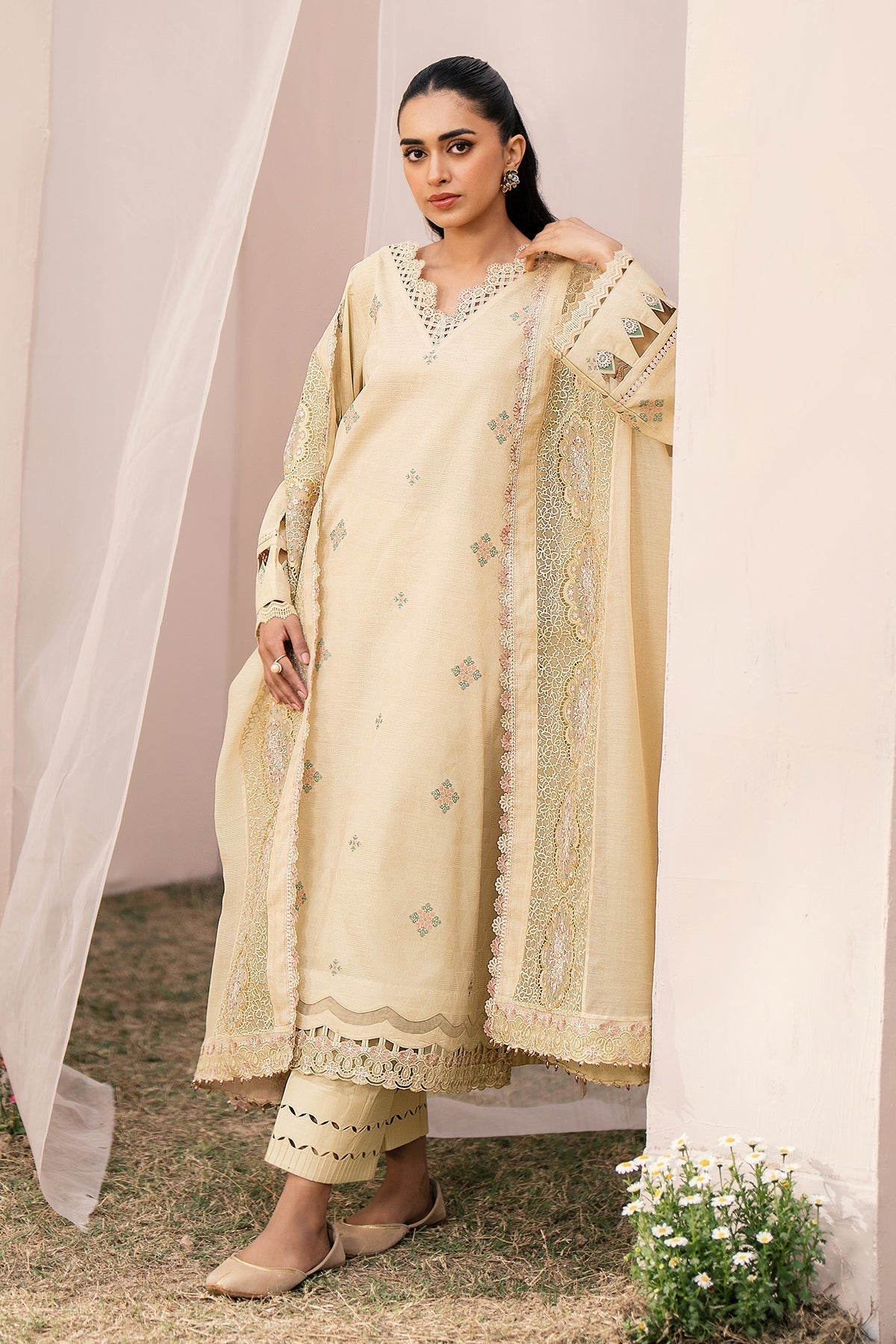 BAROQUE | EMBROIDERED JACQUARD LAWN UF-612