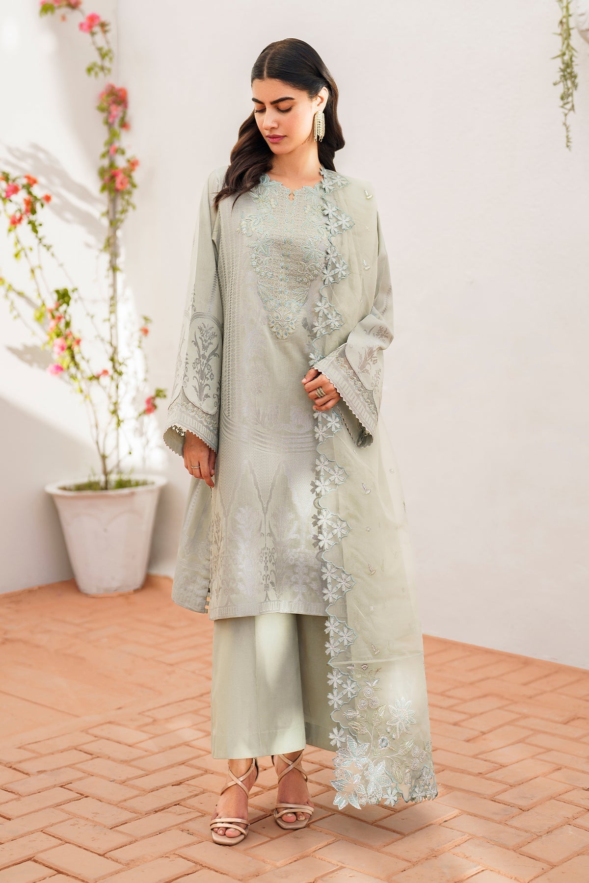 BAROQUE | EMBROIDERED JACQUARD LAWN UF-635